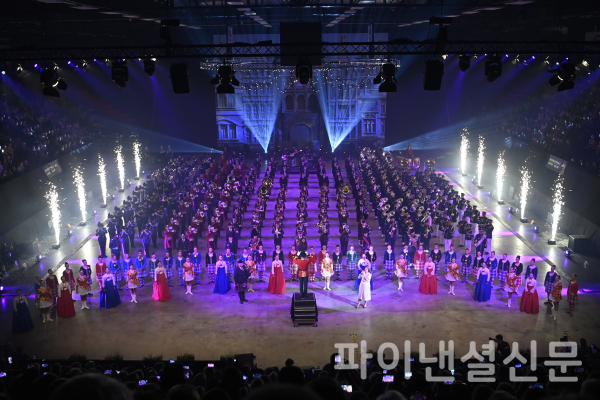 대한민국 공군군악대는 벨기에 오스텐데 코어텍돔에서 열리고 있는 '제11회 벨기에 국제군악제'에 참가해 현지시간 5일부터 6일까지 양일간 세 차례의 본 공연을 실시한다. 사진은 첫째날인 5일 대한민국 공군군악대가 모든 출연진과 함께 피날레 공연을 펼치고 있는 모습. (사진=공군)
