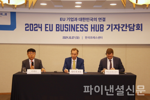 7일 서울 중구 한국프레스센터에서 열린 기자간담회에서 (왼쪽부터) 이재호 EU 비즈니스 허브 한국팀 리더, 월터 반 하툼 EU대표부 경제통상부문 공사 참사관, 세바스찬 반 더 페질 EU 비즈니스 허브 팀 리더가 기자들의 질의에 답변하고 있다. (사진=황병우 기자)