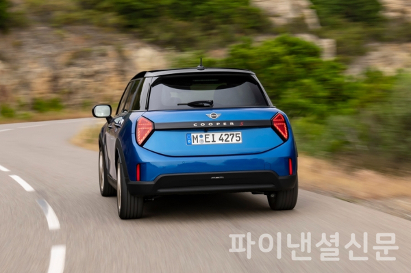 MINI 코리아가 '뉴 MINI 쿠퍼 S 5-도어'를 국내에 공식 공개했다. (사진=MINI)