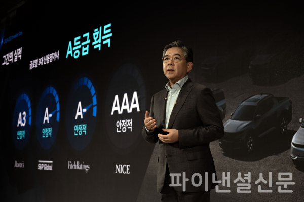 현대자동차는 28일 서울 여의도 콘래드 호텔에서 투자자, 애널리스트, 신용평가사 담당자 등을 대상으로 ‘2024 CEO 인베스터 데이(CEO Investor Day)’를 개최하고, 스마트 모빌리티 솔루션 프로바이더가 되기 위해 또 다른 미래를 준비하는 현대차의 새로운 중장기 전략 ‘현대 웨이(Hyundai Way)’를 발표했다. 사진은 현대차 대표이사 장재훈 사장이 발표하는 모습. (사진=현대차)