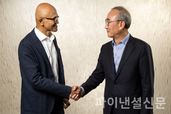 KT가 마이크로소프트와 미국 워싱턴주 레드먼드 마이크로소프트 본사에서 현지시간 27일 AI·클라우드·IT 분야 협력을 위한 5개년의 전략적 파트너십을 체결했다. KT 김영섭 대표(좌측)와 마이크로소프트 사티아 나델라 CEO 겸 이사회 의장(우측)이 체결식에서 악수를 하고 있다. (사진=KT)