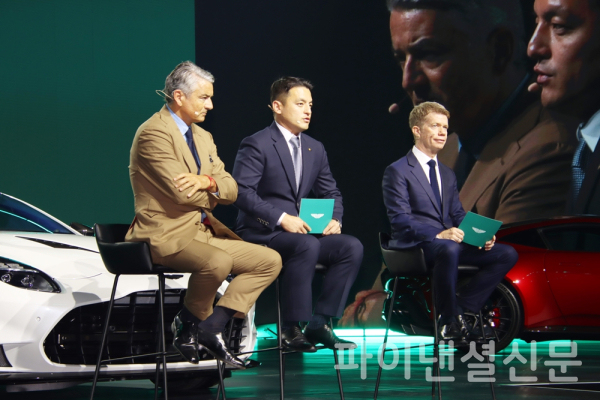 (왼쪽부터) 마르코 마티아치(Marco Mattiacci) 애스턴마틴 글로벌 브랜드 및 사업 총괄 책임자, 그렉 아담스(Greg Adams) 애스턴마틴 아시아 태평양 지역(APAC) 총괄 사장, 권혁민 브리타니아오토 대표 등이 한국 시장 진출과 관련한 기자들의 질의에 답변하고 있다. (사진=황병우 기자)