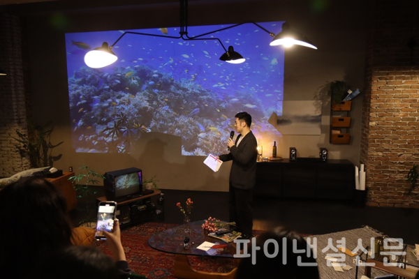 14일 저녁 미디어 공개 행사에서 김성준 에어비앤비 코리아 커뮤니케이션 총괄이 '세븐틴의 에어비앤비'(SEVENTEEN's Airbnb) 공간을 설명하고 있다. (사진=황병우 기자)