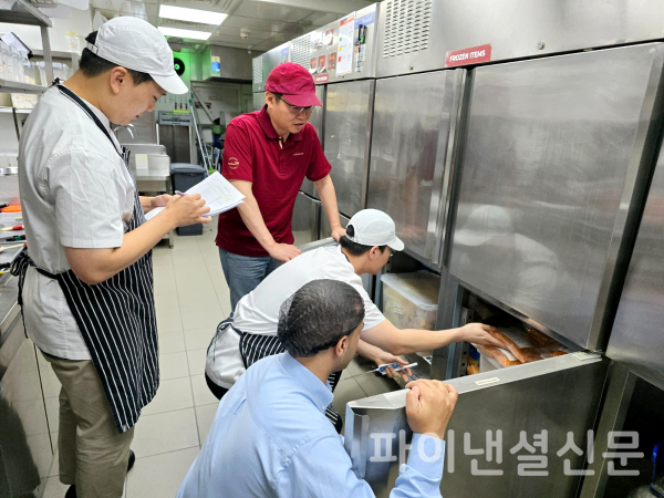 교촌에프앤비 본사 소속 직원들이 인도네시아 마스터프랜차이즈(MF) 직원에게 매장 운영 노하우를 전수하고 있다. (사진=교촌에프앤비)
