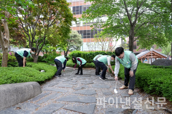 교보생명 직원과 가족들이 지난 17일 서울 종로구 일대에서 역사·문화 플로깅 봉사활동 '꽃보다 플로깅'에 참여하고 있다. (사진=교보생명)