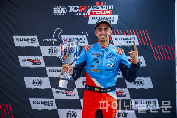18일부터 20일(현지시각)까지 중국 주저우(Zhuzhou)에 위치한 국제 서킷(International Circuit)에서 개최된 '2024 TCR 월드투어' 여섯 번째 레이스에서 현대자동차 '더 뉴 엘란트라 N TCR(국내명: 더 뉴 아반떼 N TCR)'도 우승을 차지했다. 사진은 미켈 아즈코나 선수가 '2024 TCR 월드 투어' 주저우 대회에서 첫 번째 결승 레이스 우승을 차지하고 포디움에서 기뻐하는 모습. (사진=현대차)