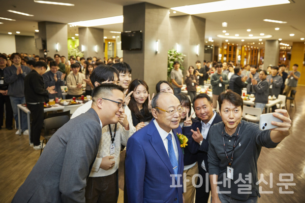 승연 한화그룹 회장이 한화 판교 R&D센터 직원 식당을 방문해 한화정밀기계, 한화비전 등 입주사 직원들과 기념사진을 찍고 있다. (사진=한화그룹)