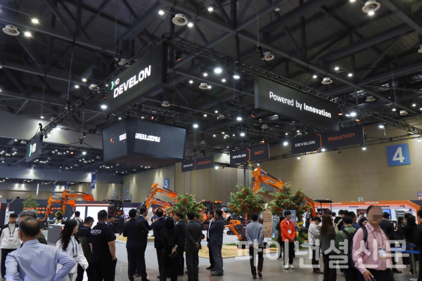 HD현대인프라코어가 한국국제건설기계전(CONEX 2024)에 마련한 부스의 모습 (사진=황병우 기자)