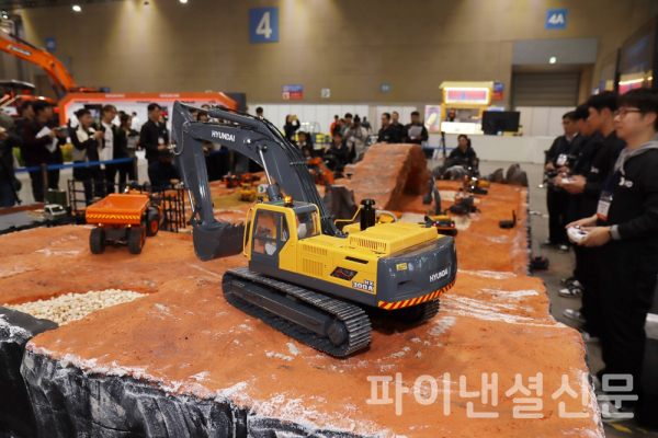 HD현대사이트솔루션이 한국국제건설기계전 2024에 마련한 화성 탐사를 콘셉트로 한 디오라마에서 관람객들은 실제와 똑같이 제작된 RC 건설중장비 모델을 무선조종으로 체험할 수 있다. (사진=황병우 기자)