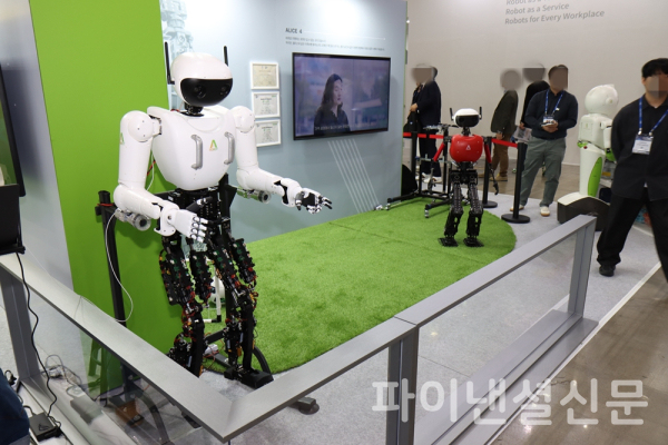 로보월드2024에 출품된 국내 업체의 휴머노이드 로봇 (사진=황병우 기자)