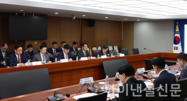 27일 서울 용산 대통령실 청사에서 성태윤 대통령실 정책실장, 김태효 국가안보실 1차장 공동 주재로 중동 관련 안보·경제 상황 점검회의가 열리고 있다. /사진=대통령실