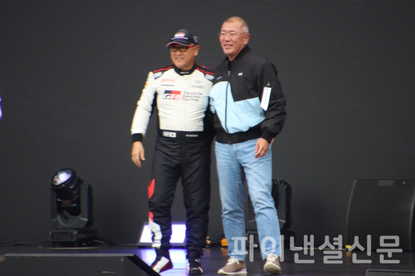 27일 용인 에버랜드 스피드웨이에서 열린 '현대 N x 토요타 가주 레이싱 페스티벌'에서 (왼쪽부터) 토요다 아키오 회장과 정의선 회장이 쇼런 후 무대 위에서 관람객들에게 인사하고 있다. (사진=황병우 기자)