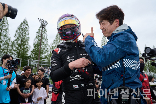 지난 2024 오네(O-NE) 슈퍼레이스 챔피언십 2라운드에서 장현진(서한GP, 왼쪽)이 시즌 첫 우승에 오른 뒤 박종임 감독(오른쪽)이 엄지를 치켜세우고 있다. (사진=슈퍼레이스)