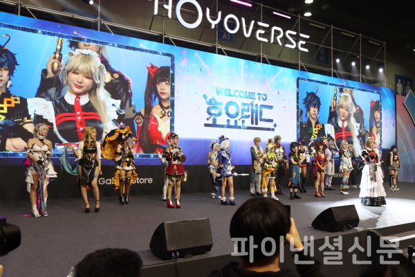 31일 킨텍스에서 개막한 'Welcome to 호요랜드'의 프로그램 중 '코스프레 런웨이'에서 코스어들이 게임 내 캐릭터로 코스프레를 하고 무대에 등장했다. (사진=황병우 기자)