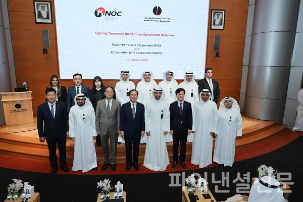 한국석유공사 김동섭 사장(첫번째줄 왼쪽에서 네 번째), KPC Sh. Nawaf Saud Al-Sabah 회장(첫번째줄 오른쪽에서 네 번째), 박종석 주쿠웨이트 한국대사(첫번째줄 왼쪽에서 세 번째) 등 서명식 참석자들이 공동비축 서명 후 기념촬영을 하고 있다. /사진=석유공사