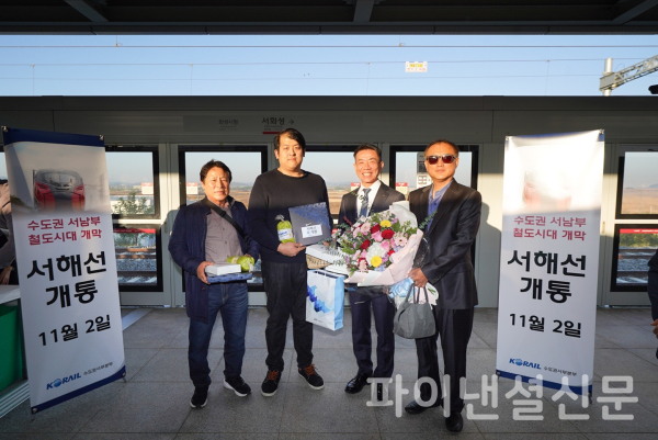 한문희 코레일 사장(사진 오른쪽에서 두번째)이 2일 오전 서해선 홍성역에서 첫번째 이용객에게 꽃다발을 증정하며 환영했다. (사진=코레일)