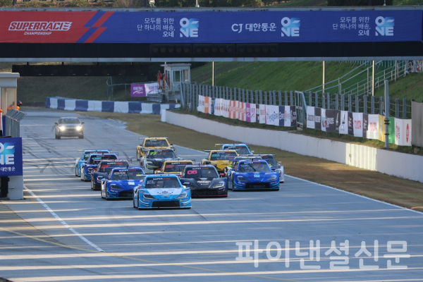 2일 용인 에버랜드 스피드웨이에서 열린 오네 슈퍼레이스 챔피언십 중 슈퍼 6000 클래스 8라운드 스타트 모습. (사진=황병우 기자)