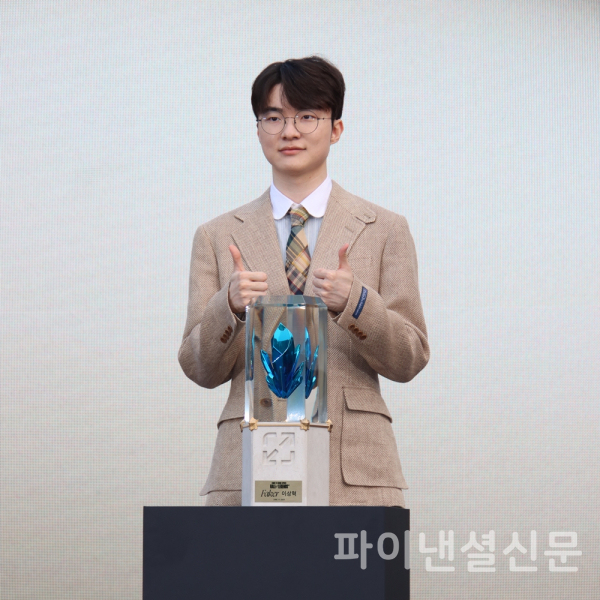 6일 서울 신라호텔에서 진행된 행사에서 전설의 전당 초대 헌액자 '페이커' 이상혁이 트로피 앞에서 포즈를 취하고 있다. (사진=황병우 기자)