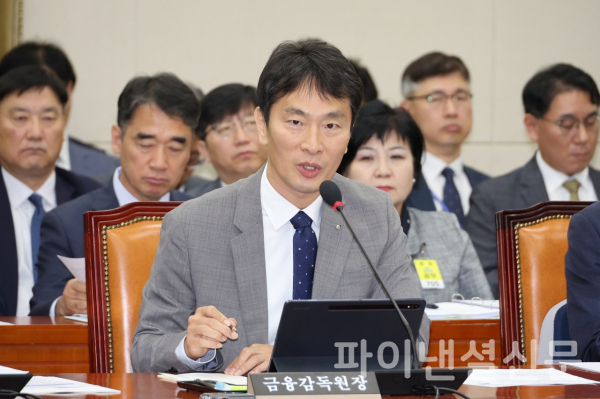 이복현 금융감독원장이 지난 10월 17일 서울 여의도 국회에서 열린 정무위원회 국정감사에서 질의에 답변하고 있다. (사진=연합뉴스)