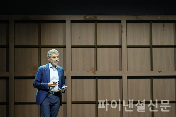 '삼성 AI 포럼 2024'에서 기조 강연을 하고 있는 캐나다 몬트리올 대학교 요슈아 벤지오 교수 (사진=삼성전자)