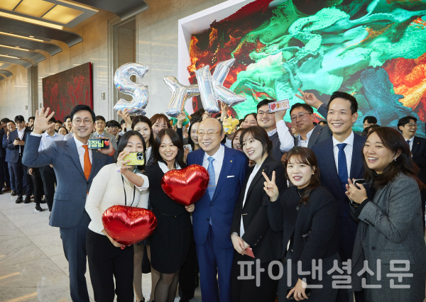 한화그룹 김승연 회장이 한화자산운용 현장경영을 마치고 63빌딩을 떠나는 길에 점심식사 후 복귀하던 200여 명의 직원이 환송하고 있다. (사진=한화그룹)