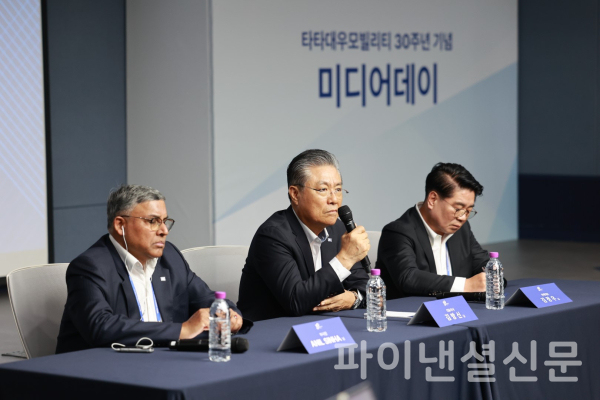 6일 진행된 타타대우모빌리티 30주년 기념 미디어데이에서 타타대우모빌리티 김방신 사장(중앙)이 질문에 답변하고 있다 (사진=타타대우모빌리티)
