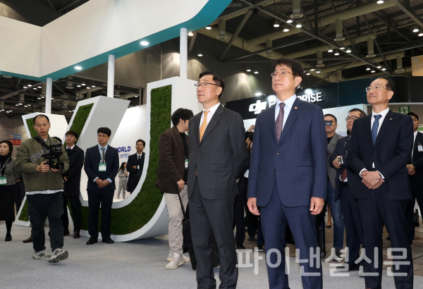 지난 6일 '2024 K-GEO Festa'가 열린 경기도 일산 킨텍스에 박상우 국토교통부 장관(사진 오른쪽), 어명소 LX한국국토정보공사 사장(왼쪽) 등이 방문했다. (사진=LX한국국토정보공사)