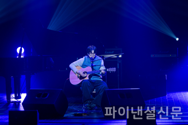 지난 9일, 서울 관악아트홀에서 열린 ‘제35회 CJ와 함께하는 유재하 음악경연대회’ 대상 및 CJ문화재단상 수상자 ‘우시(woshi)’가 공연을 선보이고 있다. (사진=CJ문화재단)