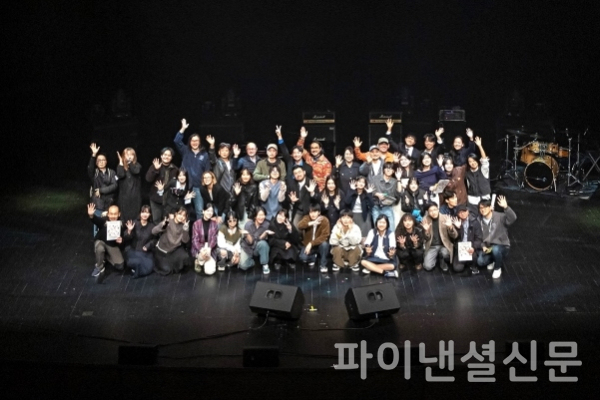 지난 9일 ‘제35회 CJ와 함께하는 유재하 음악경연대회’에서 수상한 11팀과 대회 관계자가 기념 사진을 촬영하고 있다. (사진=CJ문화재단)