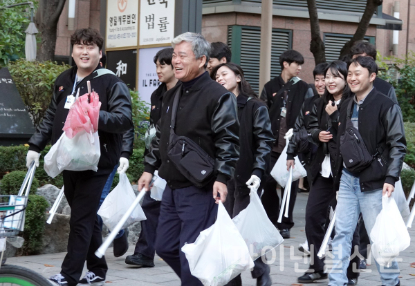 CJ대한통운은 창립 94주년을 맞아 8일 오후 서울 종로구 본사에서 기념식 행사를 가졌다고 11일 밝혔다. CJ대한통운은 창립 기념식에 이어 종로구 본사 일대에서 신영수 대표(앞줄 왼쪽 두번째)를 비롯한 경영진과 임직원 4백여명이 참여한 가운데 환경정화와 산책을 결합한 플러깅 행사도 진행했다. (사진=CJ대한통운)