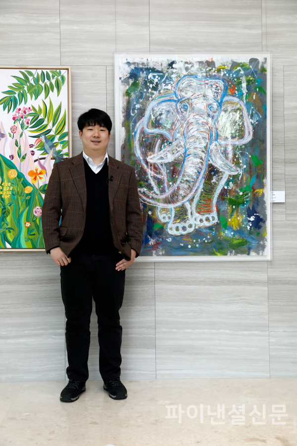 JW이종호재단은 18일 JW사옥에서 ‘2024 JW 아트 어워즈’ 시상식을 개최했다. 대상 수상자인 손제형(34세, 발달장애) 작가가 수상작 ‘춤추는 코끼리’ 앞에서 기념촬영을 하고 있다.