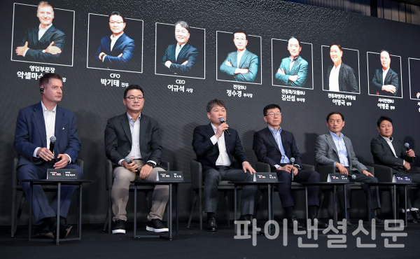 19일 여의도 페어몬트 호텔에서 열린 ‘2024 CEO 인베스터 데이’에서 Q&A 세션 패널로 나선 현대모비스 경영진이 참석자들의 질문에 답하고 있다. (왼쪽부터) 악셀 마슈카 영업부문 부사장, 박기태 재경부문 전무, 이규석 사장, 정수경 전장BU 부사장, 김선섭 전동화/모듈BU 부사장, 이영국 전동화엔지니어링실 상무. (사진=현대모비스)