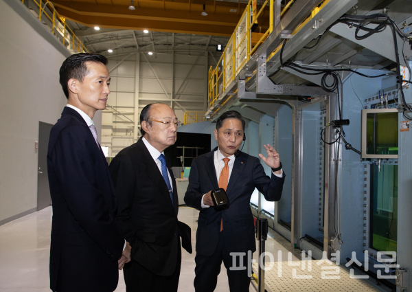 한화그룹 김승연 회장(가운데)과 김동관 부회장(왼쪽)이 한화오션 시흥R&D캠퍼스의 상업용 공동수조를 방문해 시연을 지켜보고 있다. (사진=한화그룹)