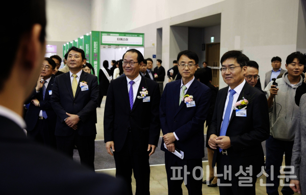 (사진 맨 왼쪽부터) 김태열 부산정보산업진흥원장, 이준승 부산광역시 행정부시장, 배성근 한국장학재단 상임이사, 김형일 IBK기업은행 전무이사가 지난 20일 부산 벡스코에서 열린 '2024 부산 일자리 박람회'에 참석해 부스를 둘러보고 있다. (사진=IBK기업은행)