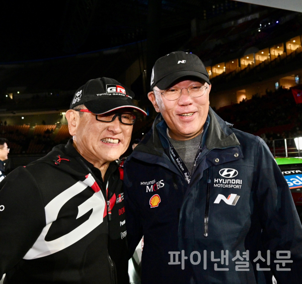 정의선 현대차그룹 회장과 도요다 아키오 도요타그룹 회장이 24일 WRC 일본 랠리 후 기념촬영을 하는 모습. (사진=현대차)