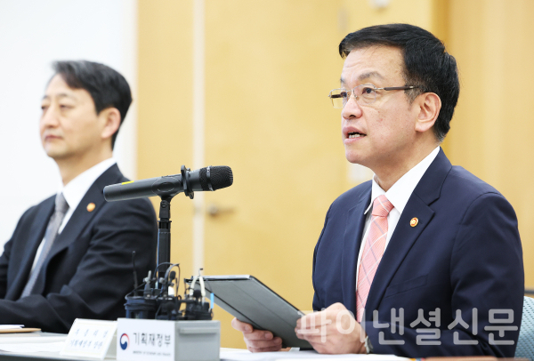 최상목 부총리 겸 기획재정부 장관이 27일 오전 경기도 성남시 한국반도체산업협회에서 열린 산업경쟁력 강화 관계장관회의에서 발언하고 있다.  /사진=연합뉴스