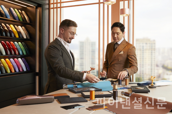롤스로이스 프라이빗 오피스 서울에서 제임스 바준(James Bazun) 롤스로이스모터카 리져널 디자이너(좌), 최원근 클라이언트 익스피리언스 매니저(우)의 모습. (사진=롤스로이스)