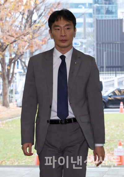 4일 서울 종로구 정부서울청사로 들어서고 있는 이복현 금융감독원장. (사진=연합뉴스)