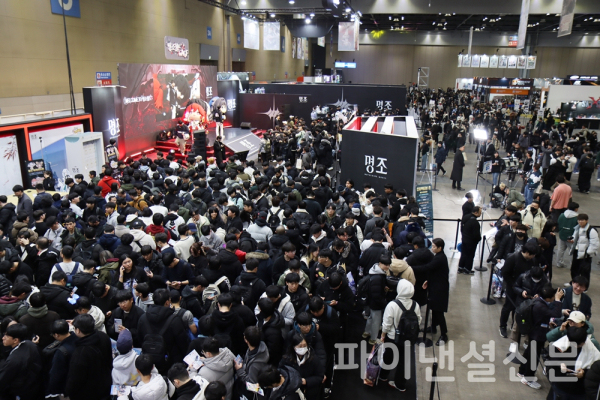 AGF 2024 메인 스폰서인 '명조:워더링 웨이브' 부스에 많은 관람객이 현장 행사에 참여한 모습. (사진=황병우 기자)