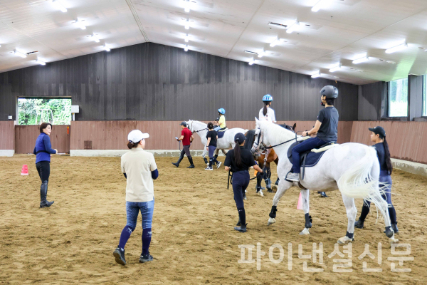 마사회가 추진하는 장애인 가족 재활승마 사업 현장 모습. (사진=마사회)