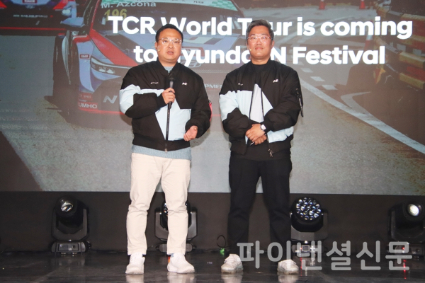 (왼쪽부터) 현대차 N브랜드매니지먼트 실장 박준우 상무, 현대차 드라이빙익스피리언스&모터스포츠팀 장지하 팀장이 내년 TCR 월드투어의 서포트 레이스 참여 등 다음 시즌 현대 N 페스티벌의 운영 계획을 발표하는 모습 (사진=황병우 기자)