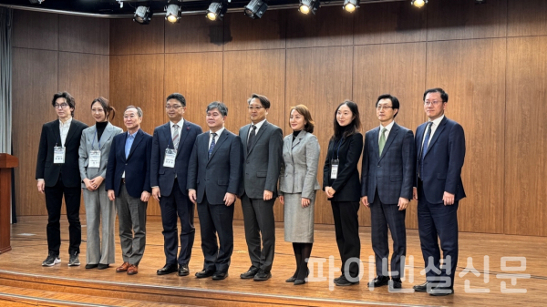 (사진 맨 왼쪽부터) 최재원 서울대학교 경제학과 교수, 박지원 KIF 연구위원, 신진영 연세대학교 경영학과 교수, 이윤수 금융위원회 증선위원, 이항용 KIF 원정, 이준서 한국증권학회장, 송수영 법무법인 세종 변호사, 김태현 중앙대학교 경영학부 교수, 서정호 KIF 선임연구위원, 정희수 하나금융연구소장. (사진=임영빈 기자)