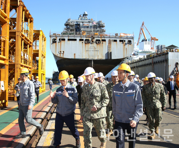 지난 24일 한화그룹 김동관 부회장(오른쪽)과 미국 해군 태평양함대 사령관 스티븐 쾰러 제독(가운데)이 한화오션 거제사업장에서 정비 중인 ‘월리 쉬라’함 정비 현장을 둘러보고 있다. (사진=한화그룹)