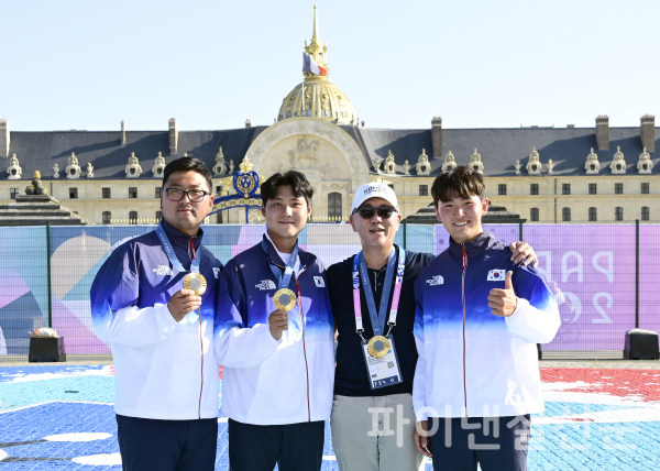 정의선 회장(오른쪽에서 두 번째)이 2024 파리올림픽에서 남자 단체전 금메달을 따낸 대표팀과 함께 프랑스 파리 앵발리드에서 기념 촬영을 하고 있다. (사진=현대차그룹)