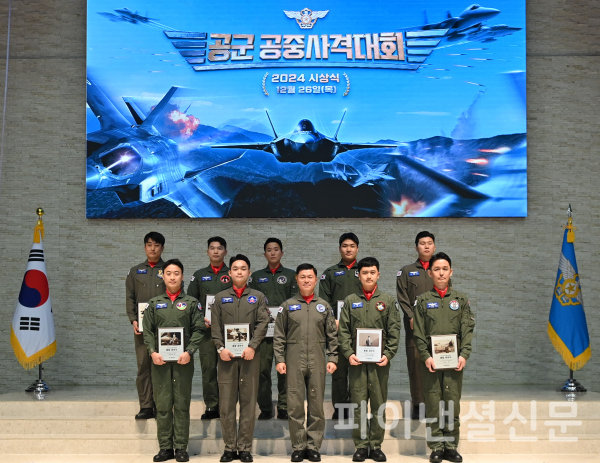 사진은 이영수 공군참모총장이 공중사격분야에서 종합 최우수상을 수상한 각 기종별 조종사들에게 기념상패를 수상하고 함께 기념촬영하고 있는 모습. (사진=공군)