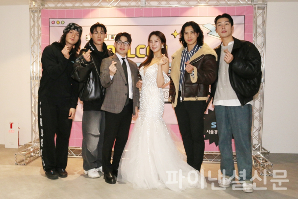 27일 오후 서울 동대문구 DDP에서 열린 '서울콘 2024' 전야제 행사에서 핫티즈(Hotties) 멤버와 MC들이 포토월에서 포즈를 취하고 있다. (왼쪽부터) 정한성, 류지한, 한상욱(MC), 김민정(MC), 채종국, 김영돈 (사진=황병우 기자)