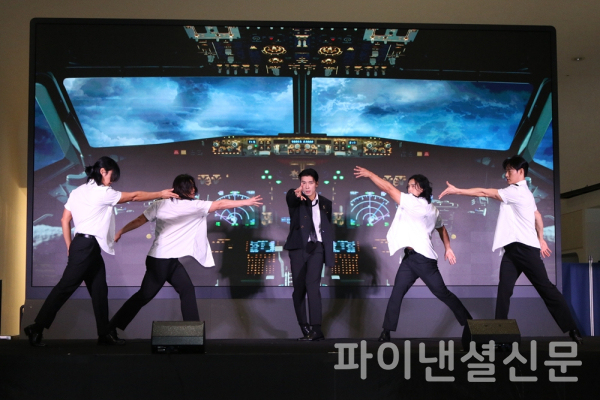 27일 오후 서울 동대문구 DDP에서 열린 '서울콘 2024' 전야제 행사에서 남성 6인조 쇼 뮤지컬 팀 핫티스의 화려한 공연이 관객들의 큰 호응을 얻었다. (사진=황병우 기자)