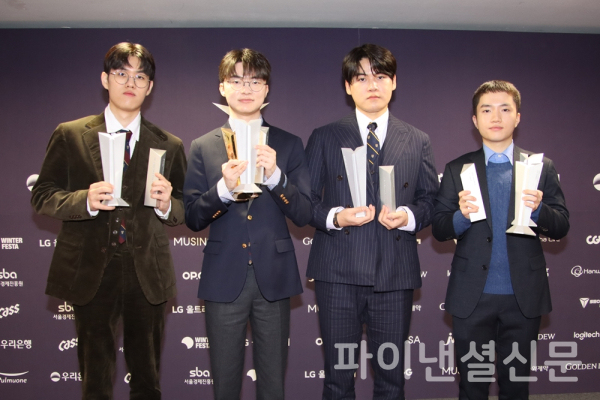 2024 LCK 어워드에서 포지션별 올해의 선수에 선정된 (왼쪽부터) '올해의 정글러 선수'-'오너' 문현준, '올해의 미드 선수'-'페이커' 이상혁, '올해의 바텀 선수'-'구마유시' 이민형, '올해의 서포터 선수'-'케리아' 류민석 (사진=황병우 기자)