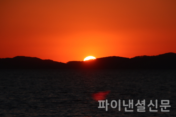 31일 오후 강화도 동막해변 인근에서 장봉도 뒤로 해가 지는 모습 (사진=황병우 기자)