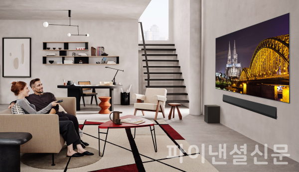 LG전자가 CES 2025에서 새로운 밝기 향상 기술을 적용해 더욱 생동감 넘치게 화면을 표현하고, AI로 사용자 취향을 분석해 초개인화 경험을 제공하는 2025년형 '올레드 에보'를 공개한다. 사진은 LG 올레드 에보(모델명: G5)가 집 안 공간에 배치된 모습 (사진=LG전자)